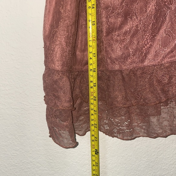 🎱Elegant Lace Sleeveless top! - Picture 5 of 10